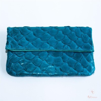 Bolsa Charlotte Pirarucu Azul Turquesa <br><span style='color:#fff;'>Joias</span>