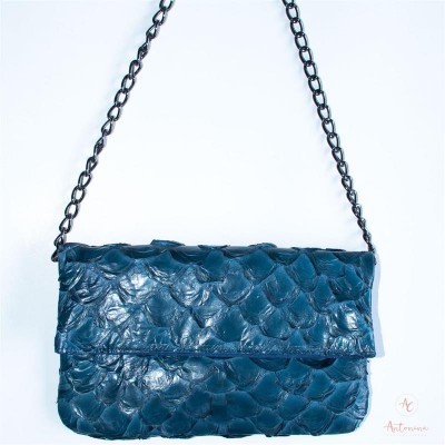 Bolsa Charlotte Pirarucu Azul Petróleo<br><span style='color:#fff;'>Joias</span>
