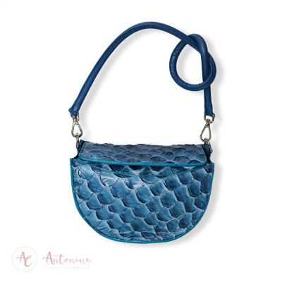 Bolsa Margot Pirarucu Azul Indigo Metalizado<br><span style='color:#fff;'>Joias</span>